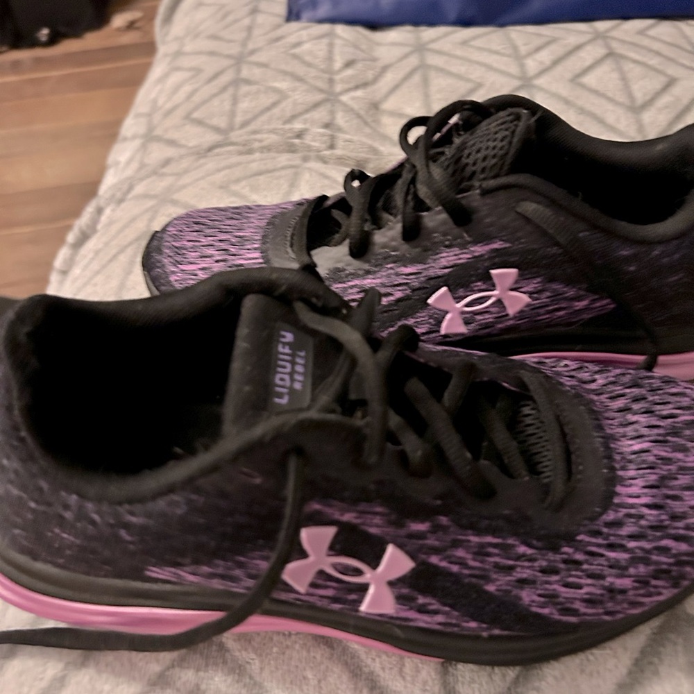 Size 8.5 Athletics shoes by Under Armor